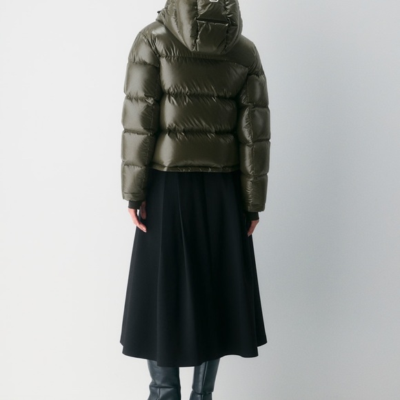 Aritzia THE SUPER PUFF™ Shorty - Hi-Gloss - Picture 5 of 9